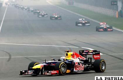 El coche de Vettel lleva bastante ventaja al resto de los competidores (foto: lainformacion.com)