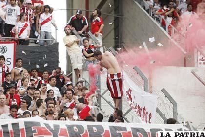 Hinchas de River Plate molestos por el resultado (foto: lavanguardia.com)