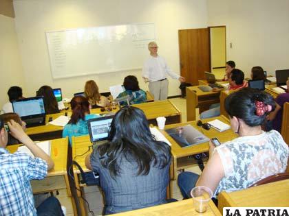 Oliver Wates, en el taller de reportería que se inauguró ayer en la ciudad de Cochabamba