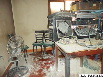 Así quedó el ambiente de la radio que fue destruida e incendiada /APG