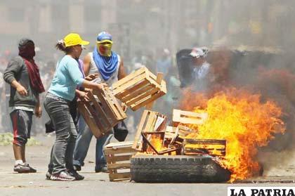 Enfrentamiento entre comerciantes y policías en un mercado de Perú /noticias.lainformacion.com