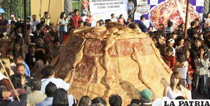 Gigante pan de muerto para celebrar la fiesta de difuntos en México /publimetro.com.mx