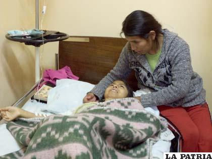 La madre afligida junto a la niña de 13 años que necesita ayuda