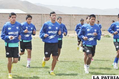 Torrico (izq.) y Burton (centro), en el entrenamiento de San José