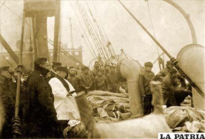 Fotografía del rescate de cadáveres del Titanic