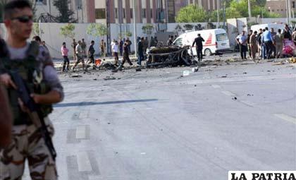 Un agente de seguridad hace guardia tras la explosión, ayer, de un coche bomba en Erbil, la capital del Kurdistán iraquí