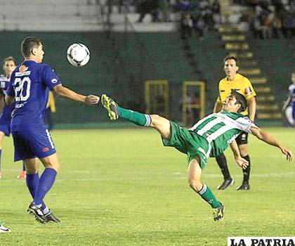 Fuertes, de Sport Boys, intenta dominar el balón ante un jugador orientista