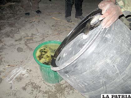 El agua rica es vaciada a un balde para su incineración