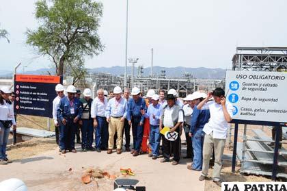 El Presidente Evo Morales y el máximo ejecutivo de Repsol, Antonio Brufau, inauguran las obras de ampliación de la planta de tratamiento de gas Margarita
