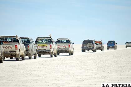La caravana de vehículos que pasó por el salar de Uyuni
