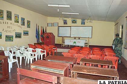 Sala de cómputos improvisada en el Regimiento Loa de Uyuni