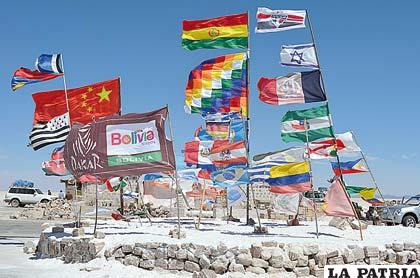 Banderas de países cuyos turistas visitan el salar de Uyuni