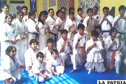 Deportistas orureños dedicados a la disciplina del karate