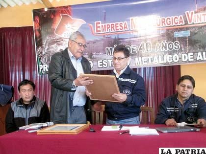 El responsable de Ibnorca, Marcelo Bayá (izq.) entrega la certificación ISO 9001al gerente de Vinto, Ramiro Villavicencio (der.)