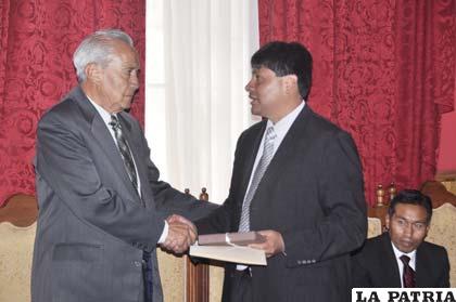 Marcelo Barrero (i) primer presidente del Colegio de Odontólogos de Oruro recibe su distinción