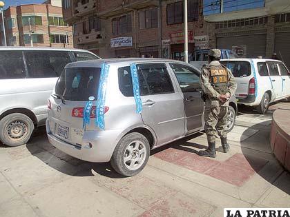 Uno de los motorizados es resguardado por un efectivo del COA
