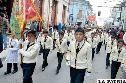 Estudiantes desfilaron conmemorando la Revolución del 6 de Octubre 1810