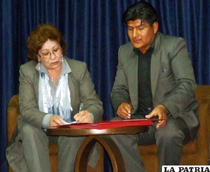 La rectora de la Unior Beatriz Cortez, firma el convenio con un representante de provincias