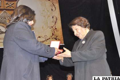 Julieta Saavedra recibe medalla “Dr. Pantaleón Dalence” de manos de la alcaldesa Rossío Pimentel