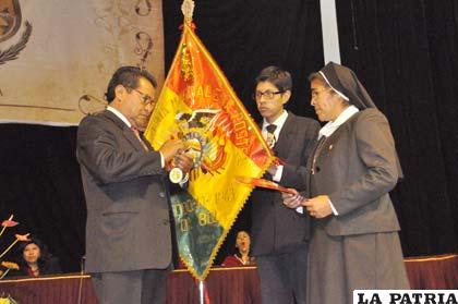Medalla “Marcos Beltrán Ávila” reconoce el servicio del Colegio “Magdalena Postel”, entrega el concejal Alfredo Valles