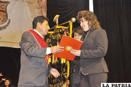 Patricia Peláez recibe la condecoración para la Cullaguada “Terribles Quirquinchos”, entregada por Ricardo Gutiérrez