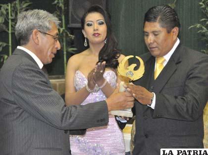 Vicerrector de la UTO, Augusto Vela entregó premio al gerente de la Clínica Natividad SRL, Eddy Plaza
