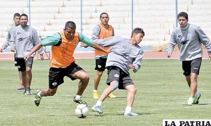 Los “santos” sólo el viernes pudieron hacer algo de fútbol