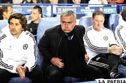 Mourinho en la banca del Chelsea