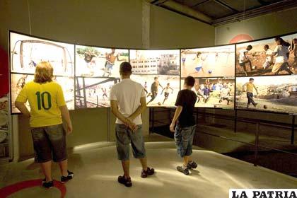 Visitantes al museo del fútbol brasileño