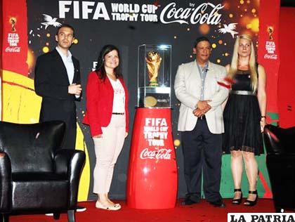Directivos del fútbol panameño con el trofeo de la FIFA