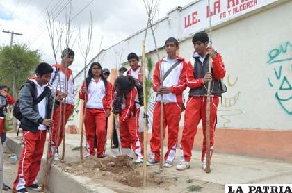 Entusiasmo estudiantil al plantar arbolitos