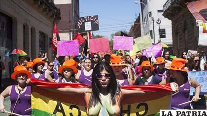 Marcha de personas que luchan por los derechos de las personas don diferente orientación sexual