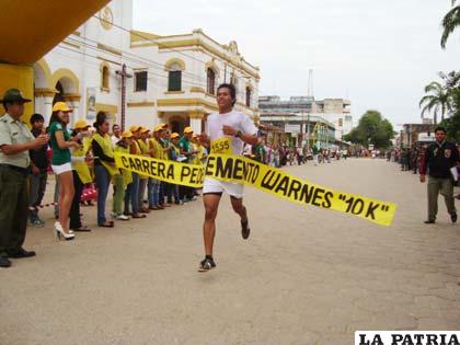 Donadoni Durán, ganador de la prueba cruza la meta