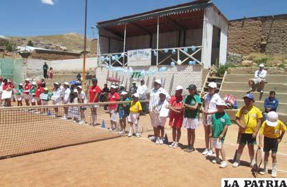 Durante la inauguración del torneo, ayer, en las canchas del San José Tenis Club 