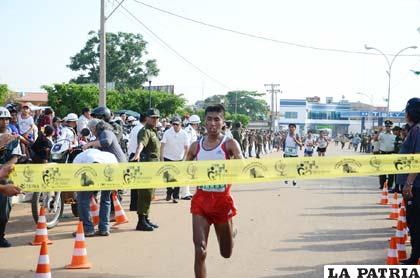 Daniel Toroya cruza la meta primero en Cobija - Pando