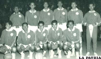 Fue miembro de la selección de Oruro en básquetbol el año 1964 (el primero de la derecha de cuclillas)