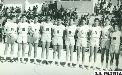 Con la selección de básquetbol en Colquiri en 1965