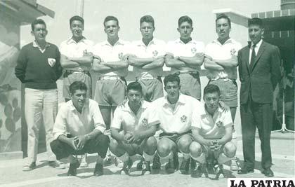 En la disciplina de voleibol jugó en Ingenieros en 1962
