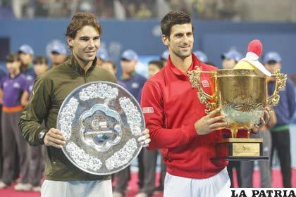 Rafael Nadal y Novak Djokovic en la premiación en Pekín