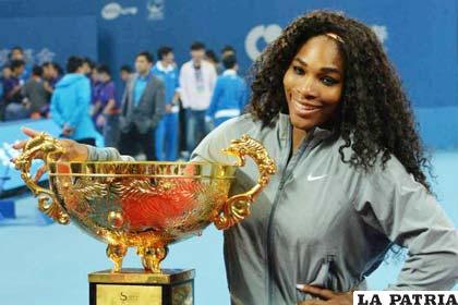 Serena Williams con el trofeo de campeón en Pekín