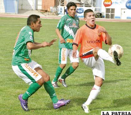 Francisco Giménez, de Frontanilla, domina la pelota