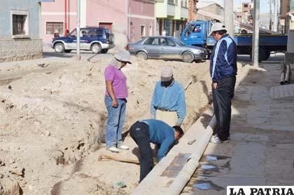 Vecinos realizan trabajos en la calle Arce casi Tejerina
