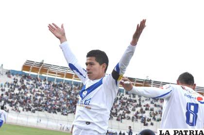 Saucedo celebra el octavo gol que marcó en el presente torneo