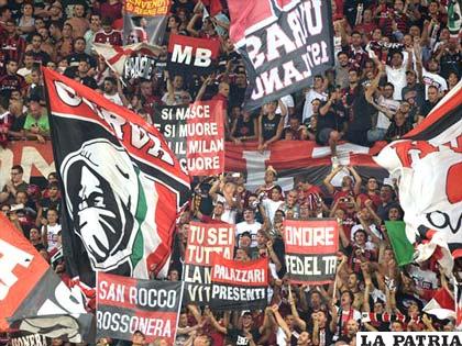 Hinchas del Milan que emitieron una serie de insultos