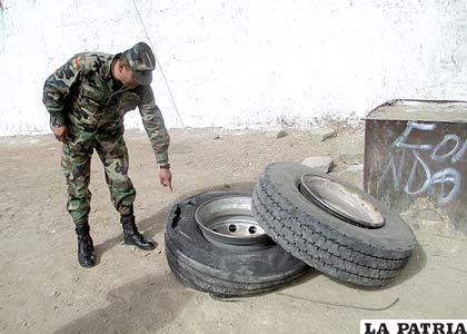 El comandante del Regimiento Camacho, muestra las llantas pinchadas por los contrabandistas