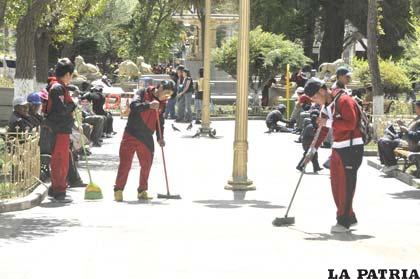 Jóvenes del Colegio Saracho en campaña de limpieza