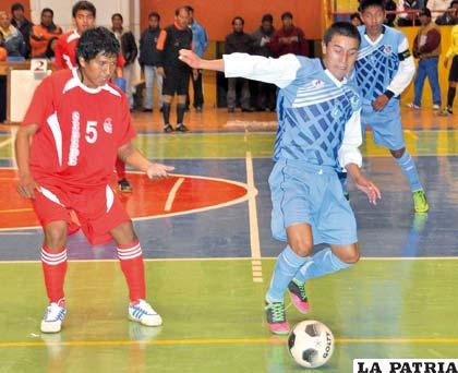 René Flores con el dominio del balón 