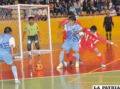 Denis Copa se apresta a rematar ante el pivoteo de Edson Copa