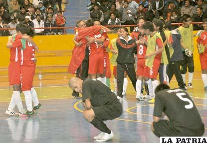 Festejo de los jugadores de La Paz ante la tristeza de los cochabambinos
