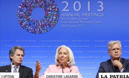 La directora gerente del FMI, Christine Lagarde; el subdirector gerente, David Lipton (izda), y el portavoz, Gerry Rice, en una rueda de prensa